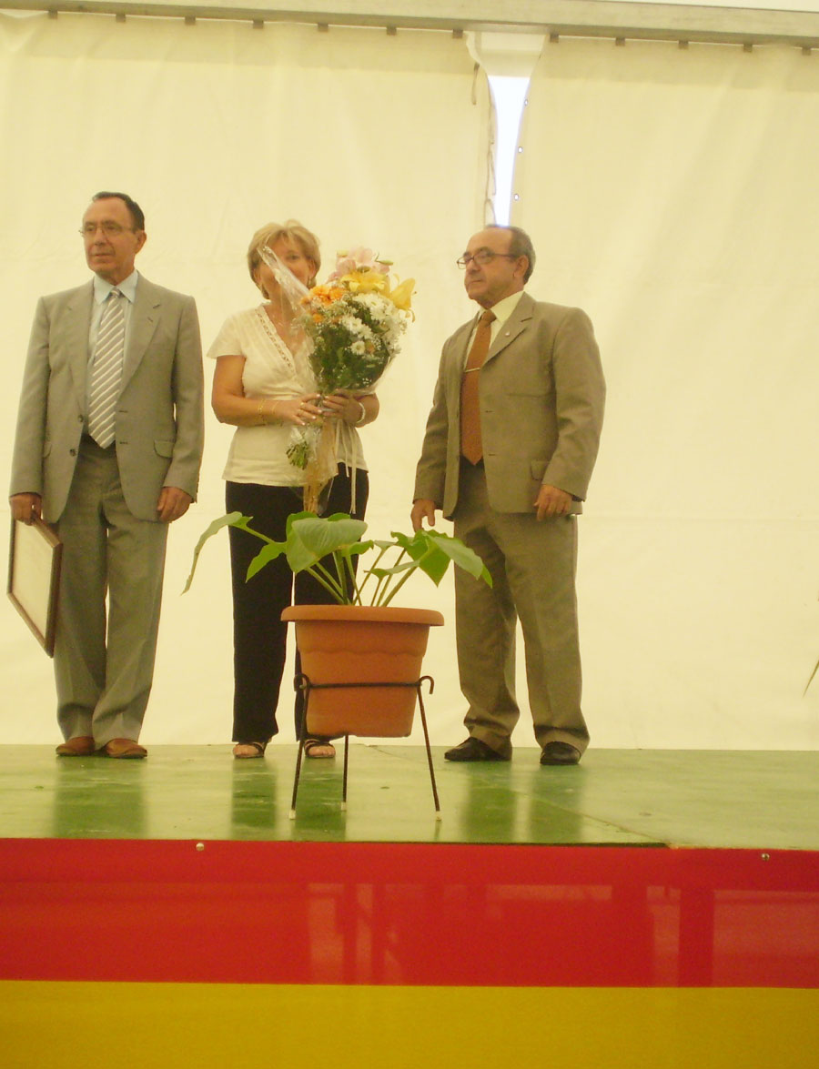 Miguel Tirado en la entrega del Galardón que le acreditaba como Molinero de Honor en 2007, junto a su esposa y Hermano, el actual Presidente de la Asociación